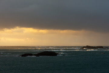 Fototapeta premium Lumière du soir en hiver sur la côte bretonne-France