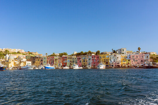 L'isola di Procida in provincia di Napoli. Il mare le case, i vicoli e il set del postino il film di Massimo Troisi