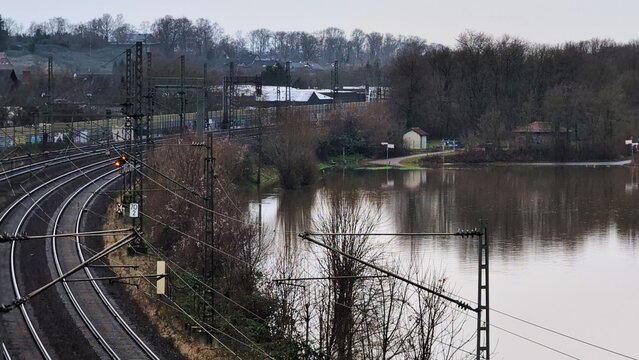 Zoltan Weser Hochwasser 12.2023 An der Bahnstrecke