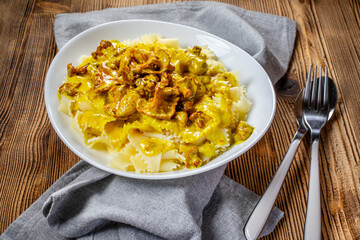 Pasta with fried chicken in cream and chanterelle sauce.