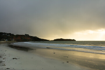 Belles lumières sur la plage Tresmeur de Trébeurden en Bretagne-France