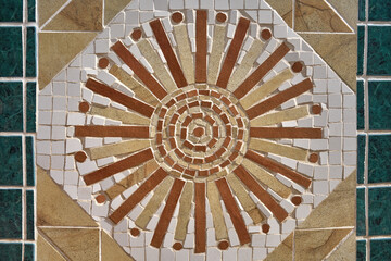 Mosaik mit Sonne Muster - Nahaufnahme an einer sonnigen Wand