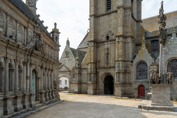 Fototapeta na wymiar Umfriedeter Pfarrbezirk in Saint-Thegonnec in der Bretagne