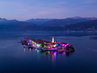 Isole Borromee illuminate e Stresa sul Lago Maggiore al tramonto