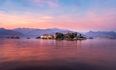 Isole Borromee illuminate e Stresa sul Lago Maggiore al tramonto