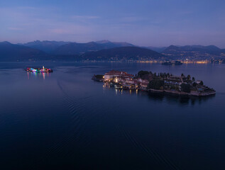 Isole Borromee illuminate per Natale e Stresa sul Lago Maggiore al tramonto