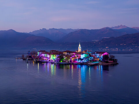 Isole Borromee illuminate e Stresa sul Lago Maggiore al tramonto