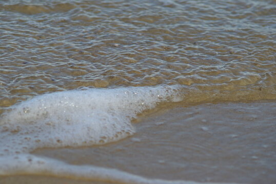 Vague de mousse sur l'eau par Mathis Cuisinaud