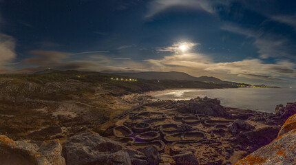 Noche de luna llena sobre castro de Baroña en Porto do Son A Coruña Galicia España - obrazy, fototapety, plakaty