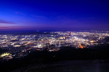 Fototapeta na wymiar 福岡県、皿倉山展望台から眺める北九州市の夜景（旧八幡製鉄所方面方面）