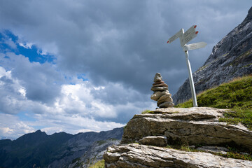 Wegmarkierung und Wegweiser im Gebirge, Steinmännchen in den Alpen