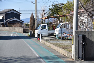 駐車場に停まる軽トラック
