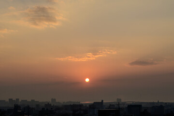 都市の夜明け。神戸の高台岡本梅林公園より神戸市街地をのぞむ。