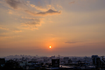 Fototapeta na wymiar 都市の夜明け。神戸の高台岡本梅林公園より神戸市街地をのぞむ。