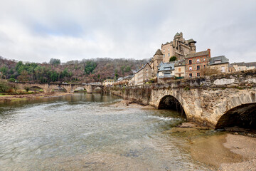 Vue du village d'Estaing dans le département de l'Aveyron en région Occitanie