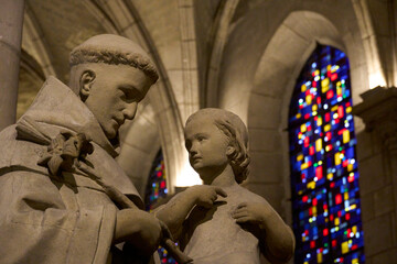 Sculpture dans une église catholique