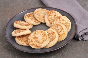 Assiette de blinis vue de dessus en gros plan