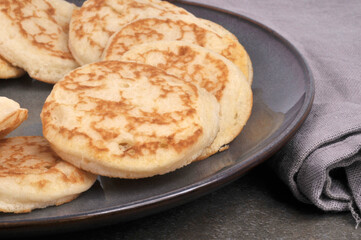 Assiette de blinis natures en gros plan