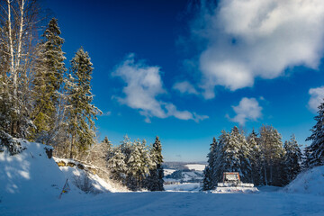 Stacja narciarska Master-Ski w Tyliczu zimą. Piękny, zimowy krajobraz. - obrazy, fototapety, plakaty