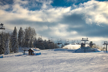 Stacja narciarska Master-Ski w Tyliczu zimą. Piękny, zimowy krajobraz.