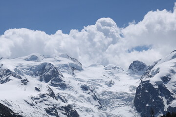 berg panorama mit schnee und wolken