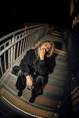 Chica rubia joven posando en la calle