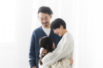 Also in the main visual! Close-up of an image of a father loving his daughter and a mother raising her in backlit white