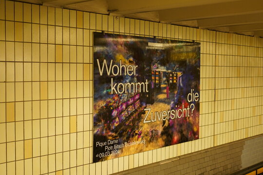 Werbung der Deutschen Oper für die Oper Pique Dame von Tschaikowsky im U-Bahnhof Klosterstraße in Berlin am 29.12.2023
