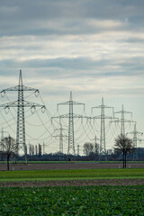 Strommasten in der Landschaft