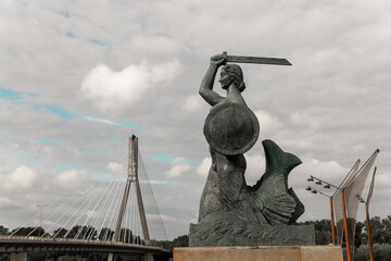 Mermaid's Statue Pomnik Syreny nad Wisłą Warsaw Poland cloudy day Świętokrzyski Bridge Most Świętokrzyski - obrazy, fototapety, plakaty