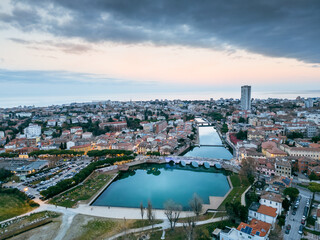Vista aerea di Rimini con il ponte di Tiberio e porto canale