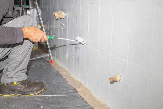 Dipingere le piastrelle del bagno