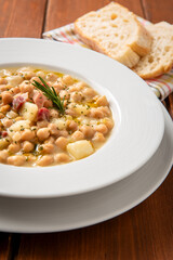 Deliziosa minestra di ceci, patate e pancetta, cibo italiano 