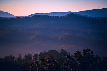 Obraz premium Sunrise over the Great Smoky Mountains in Tennessee. These Blue Ridge mountains are like no other!