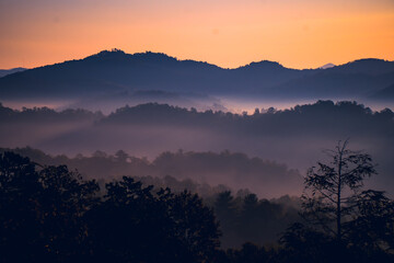 Naklejka premium Sunrise over the Great Smoky Mountains in Tennessee. These Blue Ridge mountains are like no other!