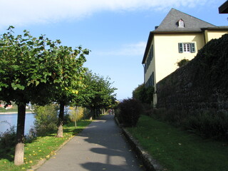 Fototapeta na wymiar Rheinpromenade in Unkel
