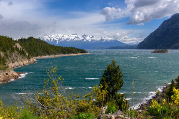 Obraz premium Paisaje de montaña con lago color turquesa