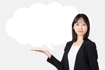 手で案内をするスーツの女性_ふきだし付き