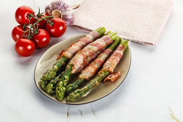 Grilled asparagus with bacon