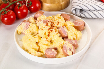 Healthly breakfast with scamble and sausages