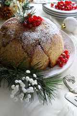 Cibo italiano. Delizioso Zuccotto, pandoro con crema Raffaello. Torta natalizia decorata con ribes...