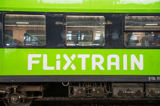 Deutschland , Berlin , 21.12.2023 , Schriftzug Flixtrain an einem nassen Eisenbahnwaggon