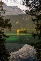 Obraz premium Idyllischer Eibsee in Bayern bei Sonnenaufgang