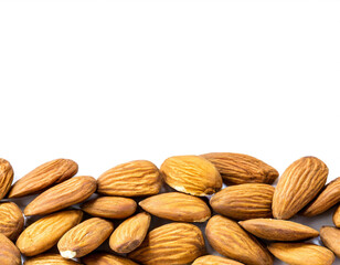 Mandeln am unteren Rand isoliert auf wei&szlig;en Hintergrund, Freisteller