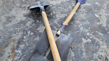 two shovels as a means of transporting sand