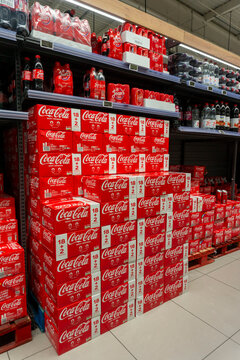 Rayon de boissons soft et soda avec des cartons de coca-cola en canettes