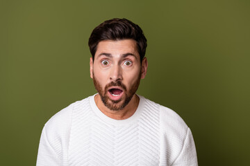 Obraz premium Photo of shocked man open mouth impressed unexpected news isolated on khaki color background