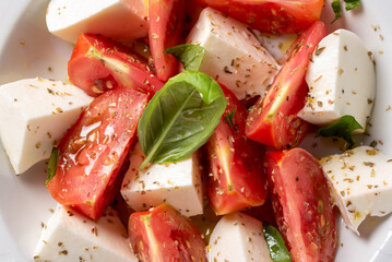 Primo piano di deliziosa insalata caprese, fresco antipasto italiano 