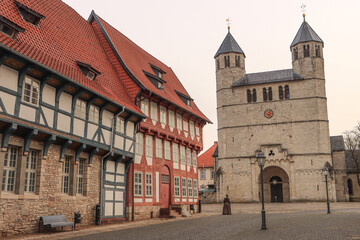 Romantisches Bad Gandersheim am Harz; Marktecke mit Stiftskirche
