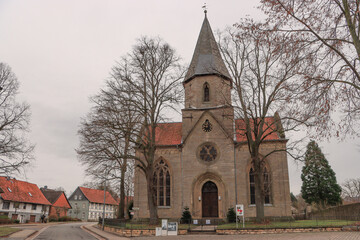 Fototapeta na wymiar Ortskern mit Evangelischer Kirche in Bornhausen (Seesen, Niedersachsen)